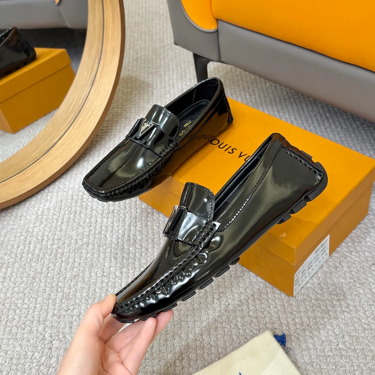 Men's men's shoes 💰420 (Yangli) LV 2⃣️0⃣️2⃣️5️⃣Spring and summer counter GLORIA series models ✈️Original factory special leather production, original last type. A classic driving slip-on casual shoe that shows an elegant style with exquisite craftsmanship details such as Monogram embossing all over the upper🌀Italian imported calfskin fabric Sheepskin foot pads➕Inside～Private mold replica sole Unique style Comfortable driving slip-on Size: 4-12 (38-46) Comes with [Counter packaging: original box, wrapping paper, card, instruction manual, shoehorn, cloth bag] No pressure to enter and leave the counter!